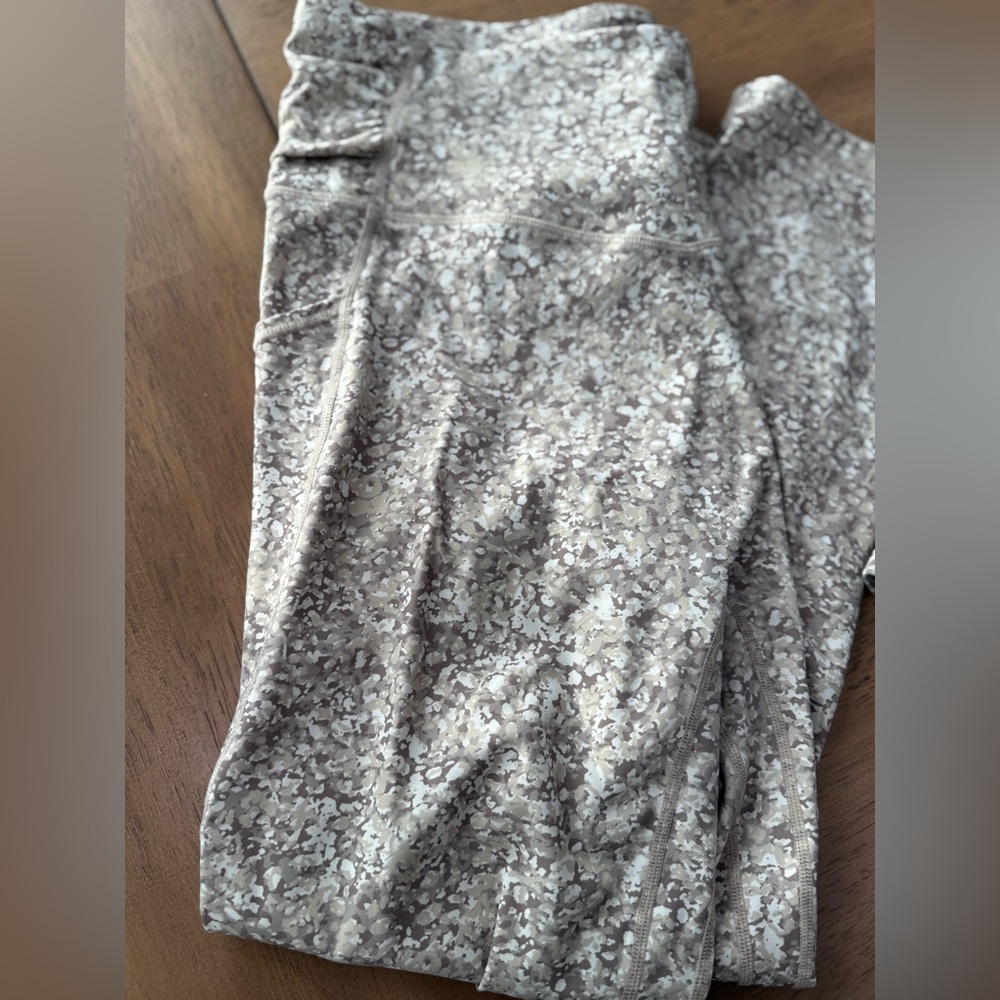 Zyia Bentonite Ruched Pocket Hi-rise 7/8 24" Leggings and Sports Bra 2 piece set - Picture 6 of 13